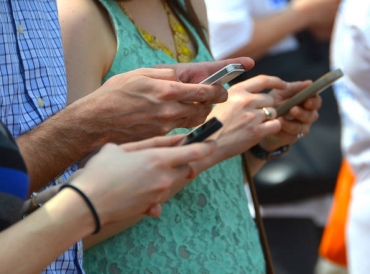 ragazzi con lo smartphone