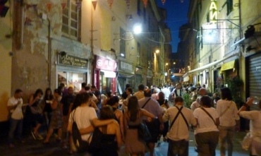 persone in giro di notte nella passata edizione della Summer Night