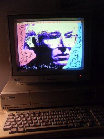 ritratto di Andy Warhol nello schermo di un vecchio pc