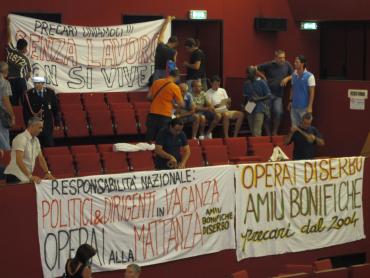I lavoratori di Amiu bonifiche in Consiglio comunale - Foto di Simone D'Ambrosio