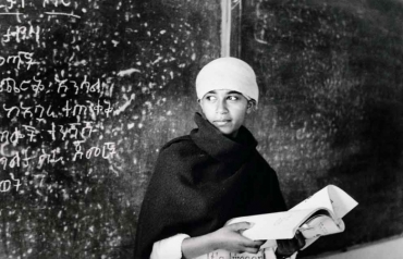 una ragazza in un monastero copto, con un libro in mano