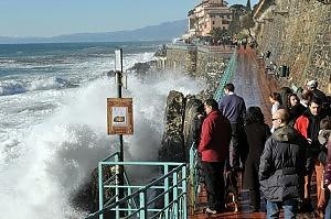 Immagine di repertorio mareggiata a Nervi