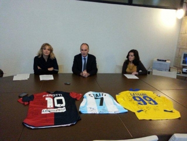 le maglie dei giocatori Diego Perotta, Antonio Cassano e Lorenzo Staiti con gli 