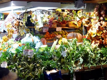 banco di frutta e verdura al mercato Orientale