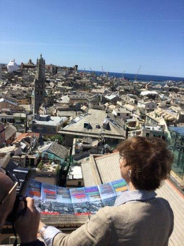 Carla Sibilla sul Miradore di Palazzo Rosso con il depliant "Genova in uno sguar