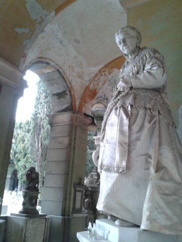 Cimitero di Staglieno statua della venditrice di noccioline