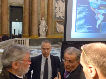 sindaco con prodi al convegno Terza guerra mondiale a palazzo ducale