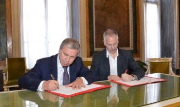 la firma del patto di collaborazione. Da sin.Sergey Cheremin, Marco Doria