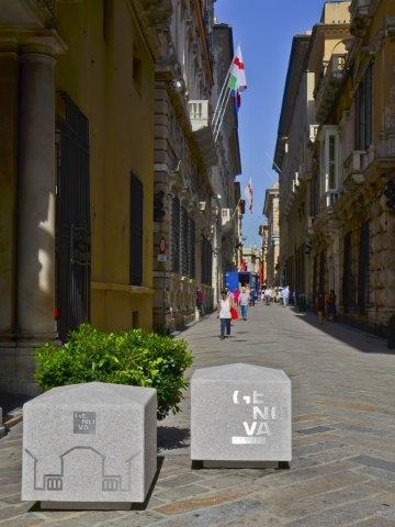 blocchi di granito in via Garibaldi