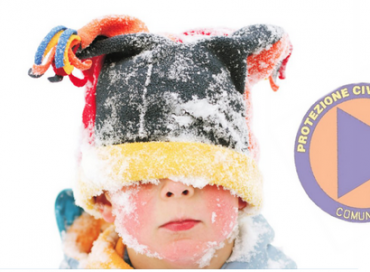 bimbo con cappuccio innevato