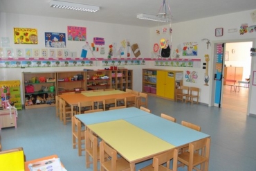 banchi e giochi in una classe di scuola infanzia