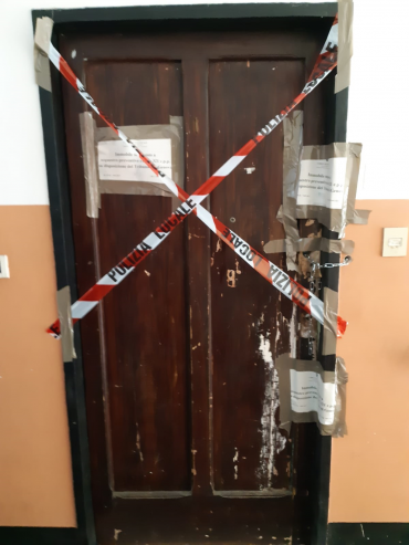 porta con sigilli della polizia locale