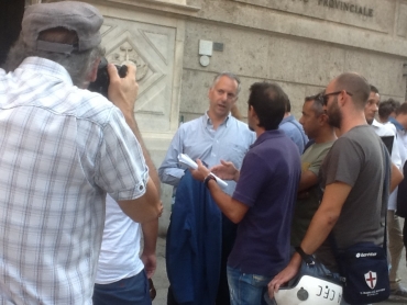 Sindaco con i lavoratori Ericsson davanti alla Prefettura