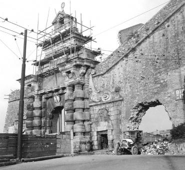 Porta Pila nel 1941, durante i lavori di spostamento sulla collina di Montesano