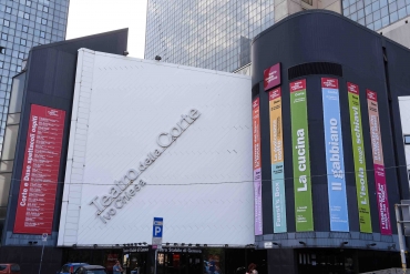 la facciata del teatro della Corte con il cartellone della stagione 2016/2016