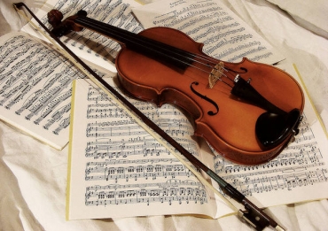 un violino sopra degli spartiti