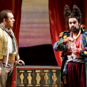 Nemorino (Francesco Meli) Dulcamara (Roberto De Candia)foto ©M.Orselli