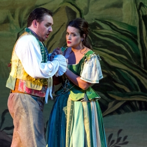 Nemorino (Francesco Meli ) Adina (Serena Gamberoni )foto ©M.Orselli