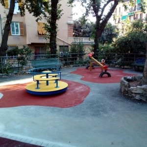 giostrina e altalena a dondolo