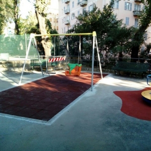 altalena su pavimentazione antitrauma
