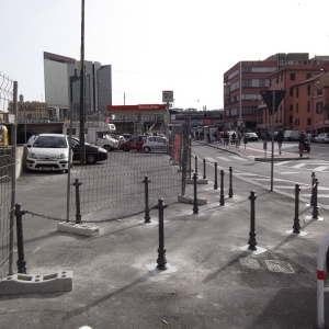 installazione paletti percorso pedonale