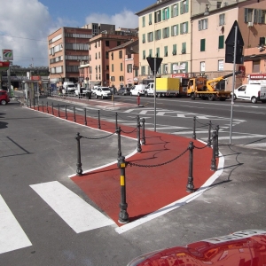 nuovo percorso pedonale con paletti e catenelle