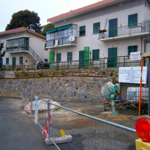 muro dopo l'intervento con area cantiere