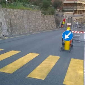 viale Bracelli strisce gialle pedonali di cantiere