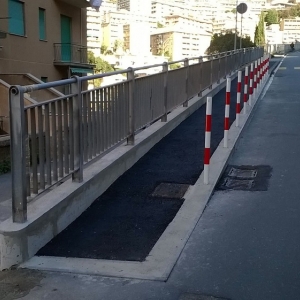 viale Bracelli nuovo marciapiede ultimato con paletti