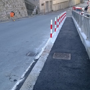 viale Bracelli nuovo marciapiede ultimato con paletti vista da monte