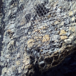 visione frontale muro con rete metallica 