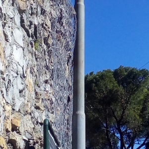 visione laterale muro con rete metallica
