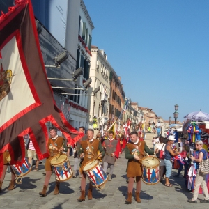 un momento del corteo storico(tamburi e bandiere)