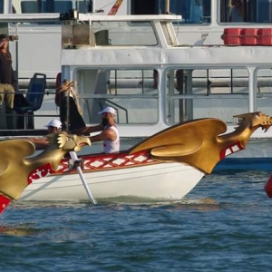 Il Galeone di Genova (bianco) alla boa d'arrivo