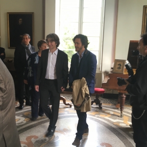 L'arrivo nel salone di villa Migone di Jack Savoretti con Davide Canazza, portav