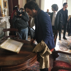 Jack Savoretti legge l'atto di resa