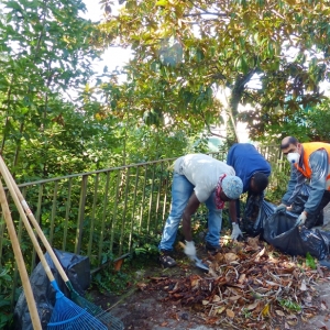 migranti impegnati nella pulizia dei viali di Villa Piaggio