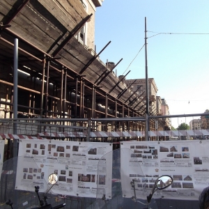 Vista laterale facciata con cartelli cantiere lavori e ponteggi