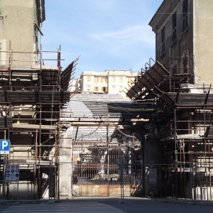Prospetto centrale con ponteggi