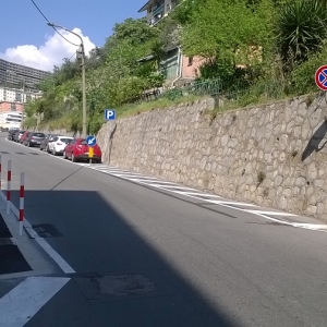 marciapiede con paletti e nuova segnaletica stradale orizzontale e verticale